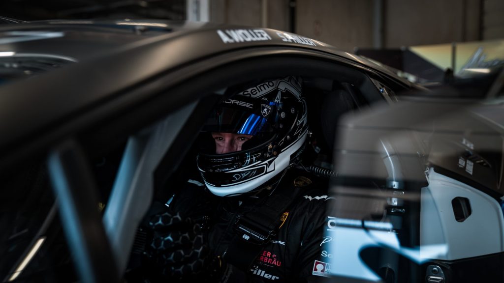 Rennfahrer im Cockpit sitzend