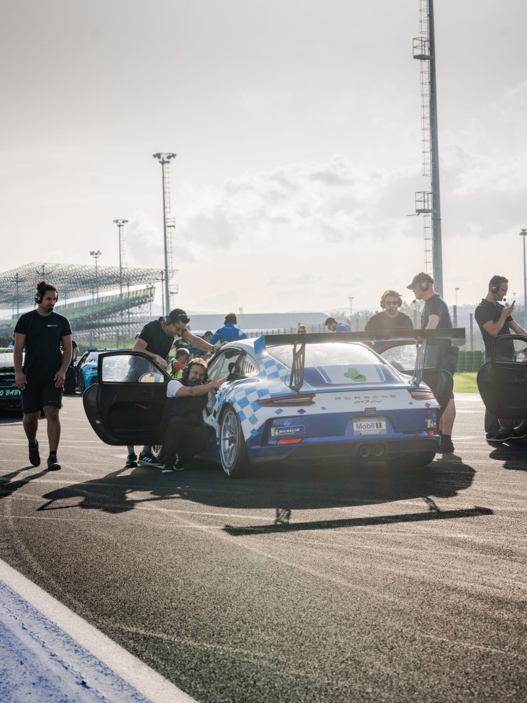 Rennteam arbeitet am Sportwagen