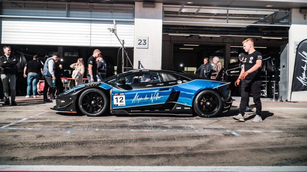 Rennwagen in einer Boxengasse