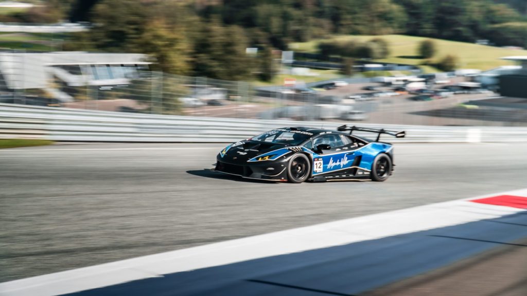 Rennwagen auf der Strecke