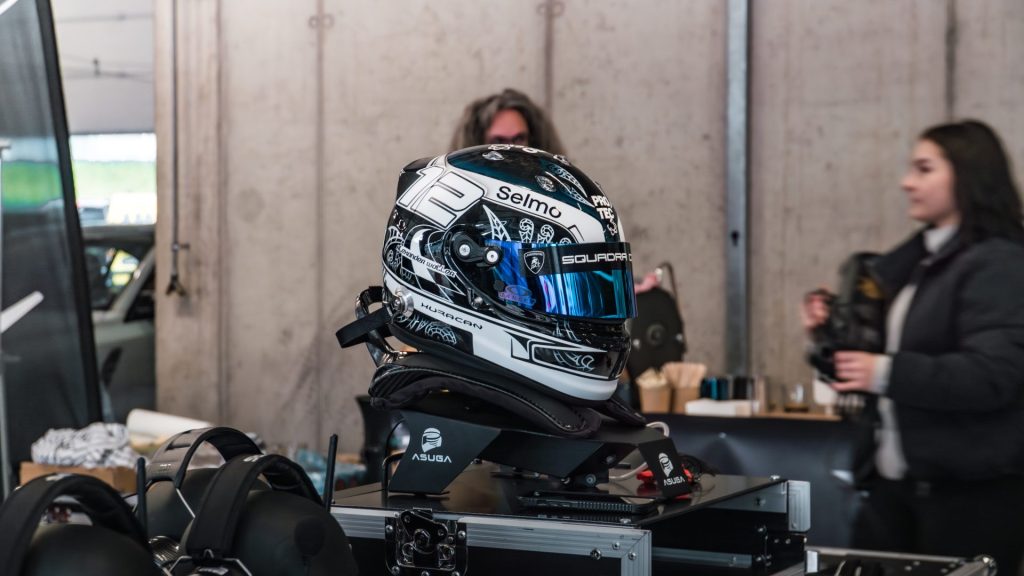 Rennhelm auf einem Tisch