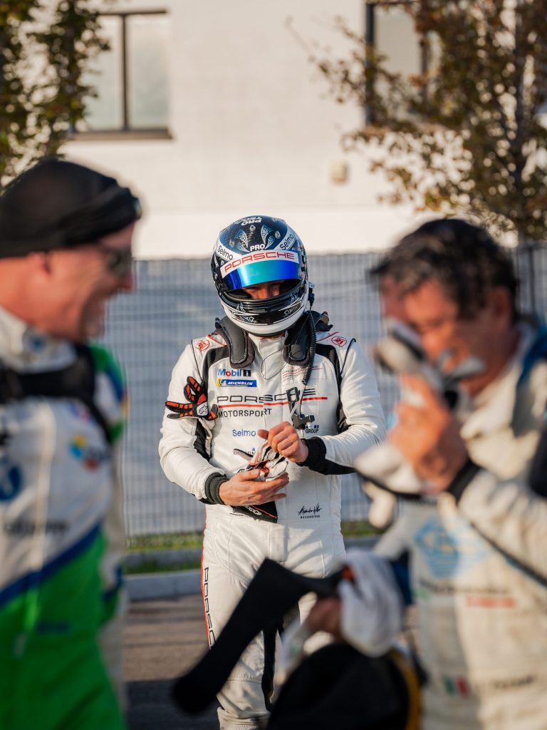 Rennfahrer in der Boxengasse