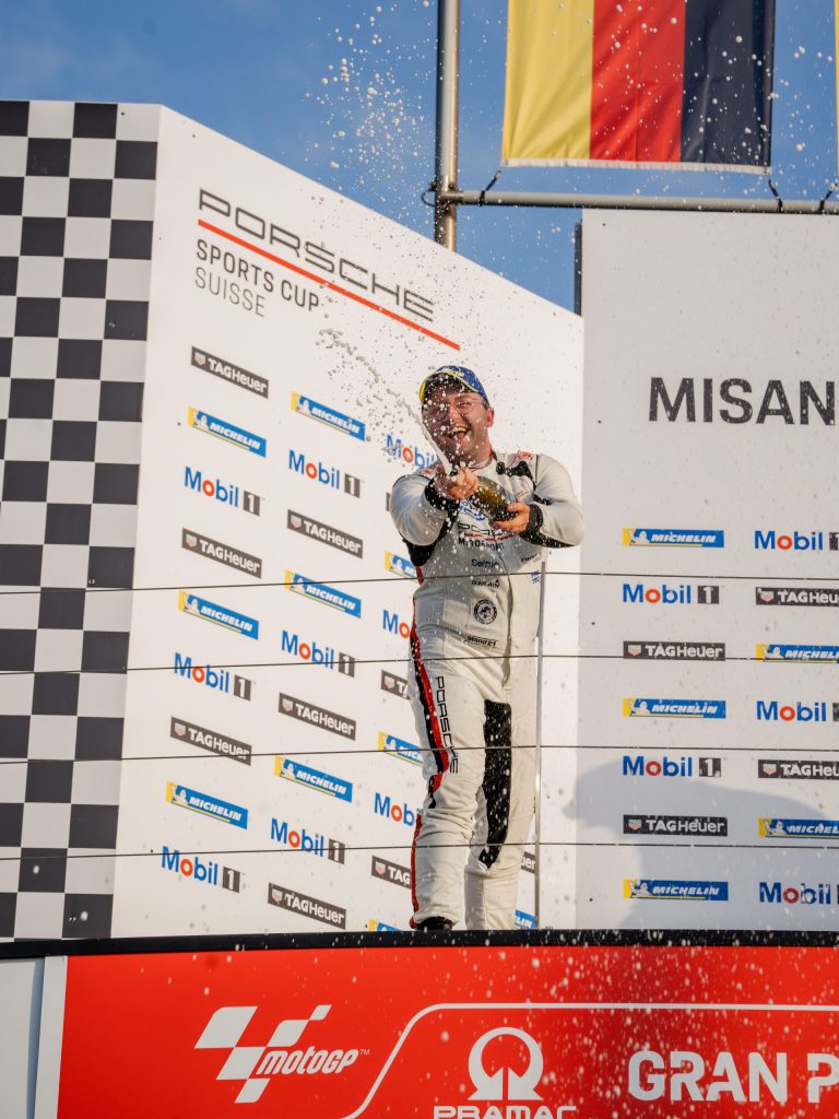 Sieger auf dem Podium feiert