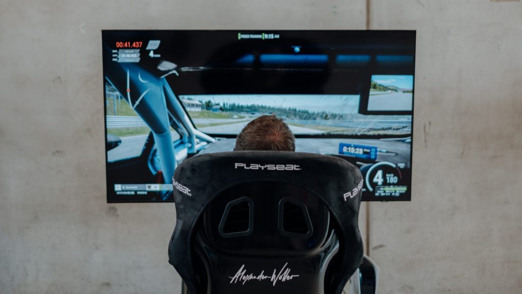 Rennsimulator mit Bildschirmansicht
