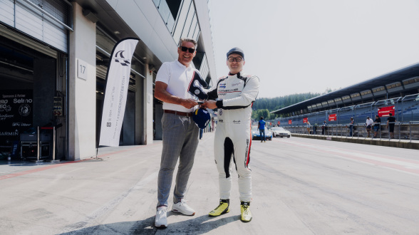 Zwei Männer im Motorsportbereich